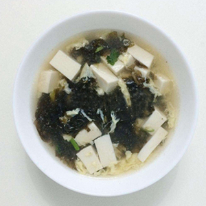 Seaweed & Tofu with Pork Soup