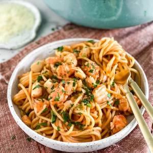 Seafood Pasta with Tomato Sauce & Garlic Bread (2 pcs)