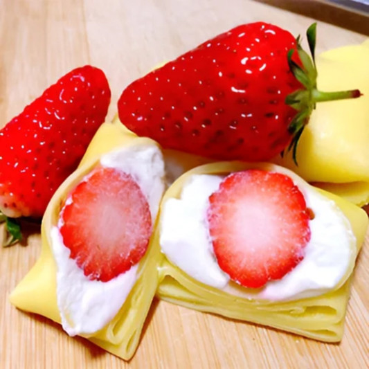 Strawberry Cr&ecirc;pes