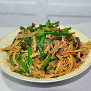 Chives with Tofu Shreds / 韭菜炒干丝