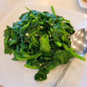 N13. Snow Pea Tips with Garlic Sauce 蒜蓉豆苗