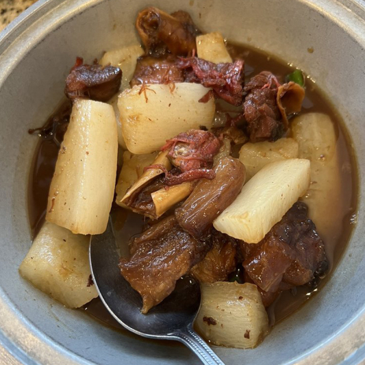 P8. Beef Brisket with Radish in Claypot 鑫萄牛腩煲