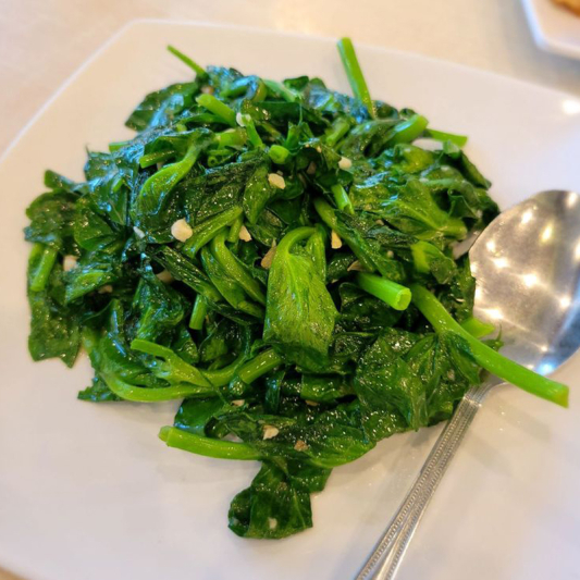 N13. Snow Pea Tips with Garlic Sauce 蒜蓉豆苗