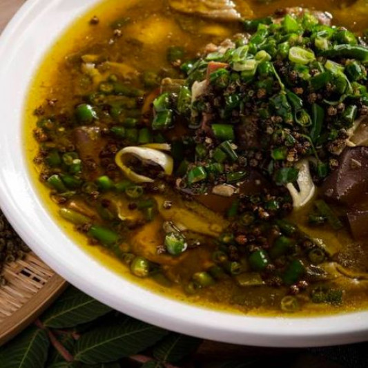 Blood Tofu Stew in Green Pepper Sauce (清一色毛血旺)