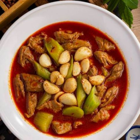 Stewed Pork Intestine with Lettuce Head (江油肥肠)