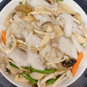 Fish Fillet & Mixed Mushroom Chow Fun (Gravy) 什菌魚片炒河