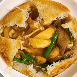 Pan Fried Rice Noodles with Angus Beef & Mixed Mushrooms 什菌牛柳粒煎米