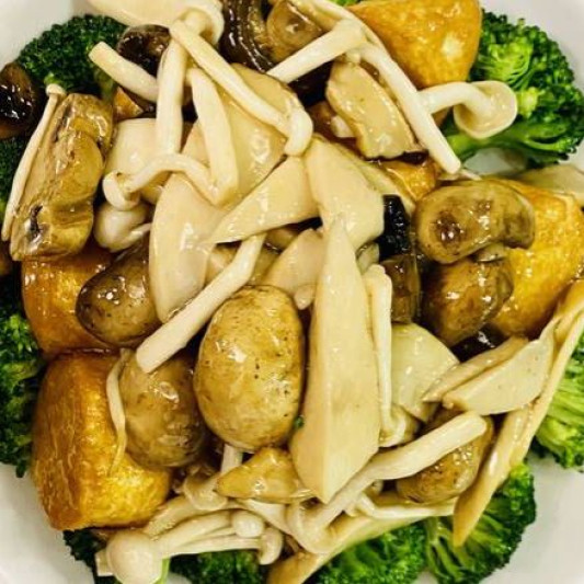 Saut&eacute;ed Mixed Mushroom & Seasonal Vegetables 時菜炒鮮菌