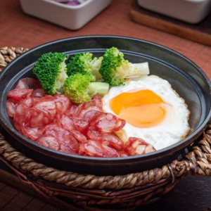 Cantonese Sausage Rice Pot 广式香肠煲仔饭