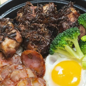 Szechuan Sausage and Pork Belly with Preserved Vegetables Rice Pot 川式香肠&梅菜捂肉煲仔饭