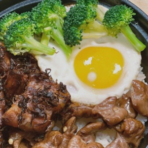 Pork Belly with Preserved Vegetables and Spicy Pork Intestines Rice Pot 梅菜捂肉&香辣肥肠煲仔饭