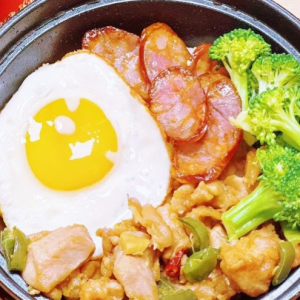 Szechuan Sausage and Green Chili with Chicken Rice Pot 川式香肠&青椒辣子鸡煲仔饭