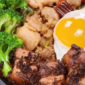 Green Chili Chicken and Pork Belly with Preserved Vegetables Rice Pot 青椒辣子鸡&梅菜肉煲仔饭