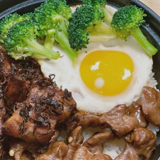 Pork Belly with Preserved Vegetables and Spicy Pork Intestines Rice Pot 梅菜捂肉&香辣肥肠煲仔饭