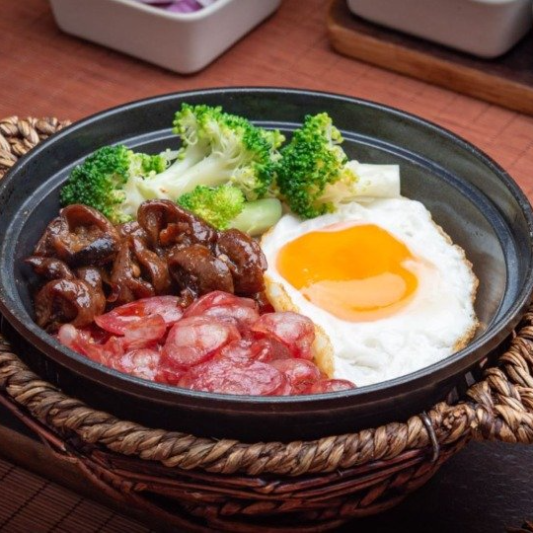Cantonese Sausage and Spicy Pork Intestines Rice Pot 广式香肠&香辣肥肠煲仔饭