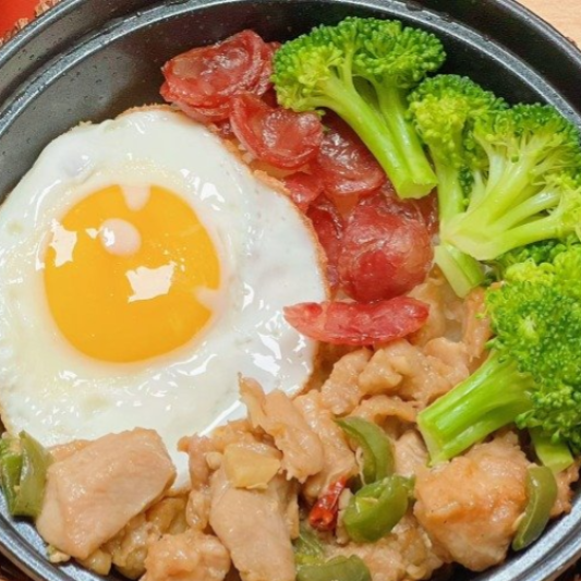 Cantonese Sausage and Green Pepper Chicken Rice Pot 广式香肠&青椒辣子鸡煲仔饭