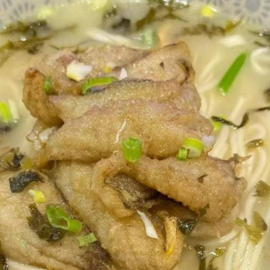 Shanghai Pickled Greens and Yellow Croaker Noodles 上海雪菜黄鱼面