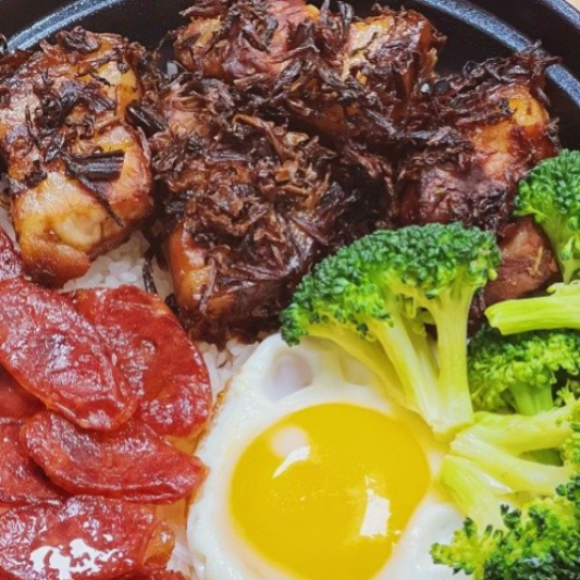 Cantonese Sausage and Pork Belly with Preserved Vegetables Rice Pot  广式香肠&梅菜肉煲仔饭