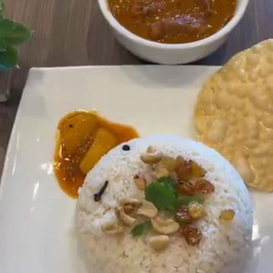 Rice, Fish Curry, Sambar, Moru Curry, Thoran, Pickle, Pappadam