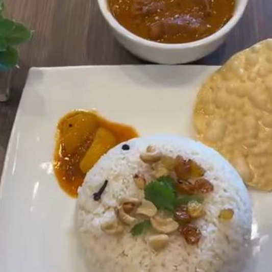 Rice, Fish Curry, Sambar, Moru Curry, Thoran, Pickle, Pappadam