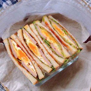 B7. Egg & Spam Sandwich 