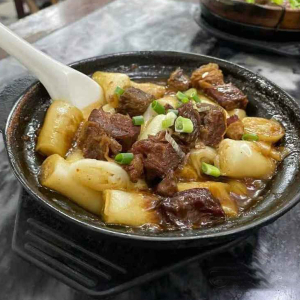 D3. Beef Brisket over Rice Roll in Stone Pot