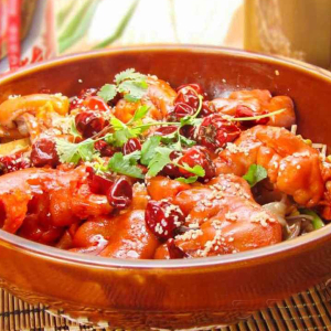 E4. Pork Hock with Bean Sauce in Stone Pot