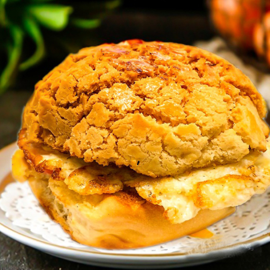 B10. Pineapple Bun Sandwich with Chicken Steak & Egg