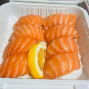 Salmon Sushi (2 pcs)