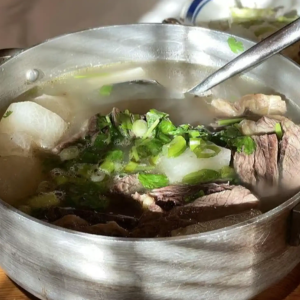 Beef Brisket with Daikon in Clear Broth 清汤牛腩萝卜煲