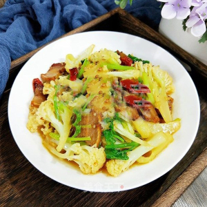 Stir-Fried Cauliflower with Bacon 腊肉炒花菜