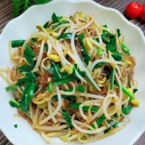 Stir-Fried Shredded Pork, Bean Sprouts & Chives 肉丝豆芽炒韭菜