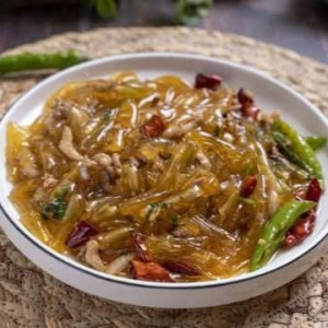 Stir-Fried Noodles with Shredded Pork and Green Chili Peppers 肉丝尖椒炒拉皮