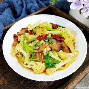 Stir-Fried Cauliflower with Bacon 腊肉炒花菜