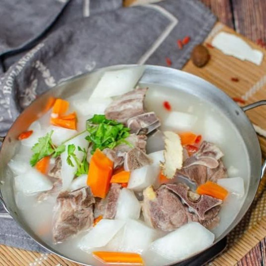 Stewed Lamb with White Radish 滋补羊肉萝卜锅