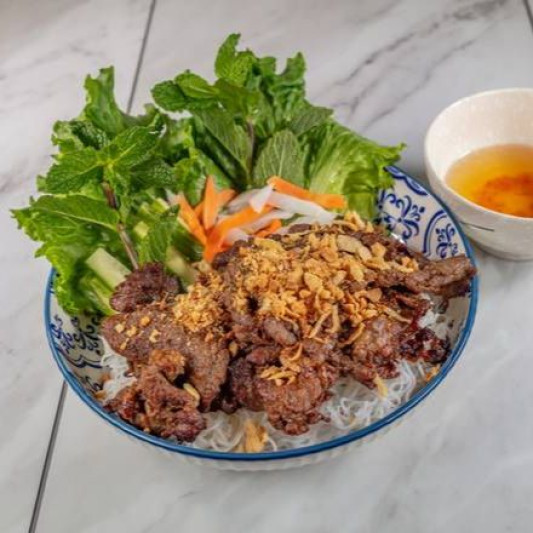 B5. Saut&eacute;ed Beef & Spring Rolls Vermicelli - Bun Bo Xao & Cha Gio