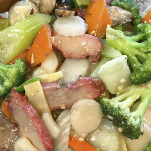 42. BBQ Pork with Assorted Vegetables 什菜叉烧 