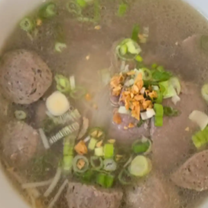 28. Beef Ball & Rare Beef Noodles