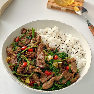 Stir-Fried Green Onion Beef with Steamed Rice 葱爆牛肉饭