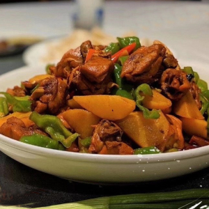 Big Platter Spicy Chicken with Hand Pulled Noodles 大盘辣子鸡拌面