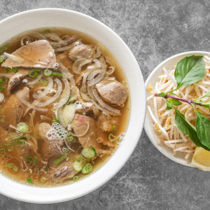 Vietnamese Beef Noodle Soup / Pho Vietnam