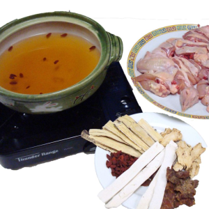 261. Free Range Chicken with Chinese Herbs (Half) 藥財走地雞煲
