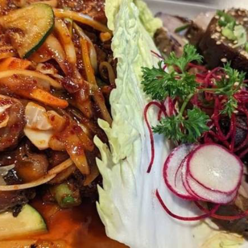 E5. Banban Jokbal 반반족발 (족발+불족발)