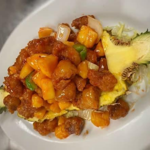 62. Sweet & Sour Pork in Fresh Pineapple 鲜菠萝咕噜肉