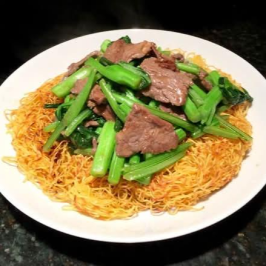 93. Crispy Beef & Vegetable Chow Mein 菜牛炒脆面