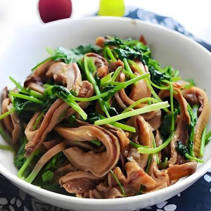 Stir-Fried Coriander with Shredded Tripe / 芫爆肚丝