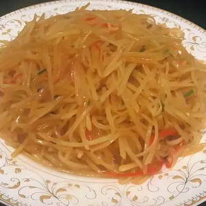 Sour and Spicy Shredded Potatoes / 酸辣⼟⾖丝