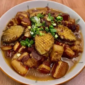 Braised Pork with Abalone / 鲍⻥红烧⾁