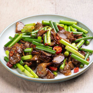 Smoked Pork Belly with Garlic Moss 腊肉蒜苔