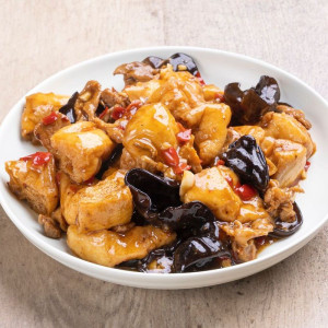 C16. Fried Tofu in Spicy Sauce 红烧油豆腐